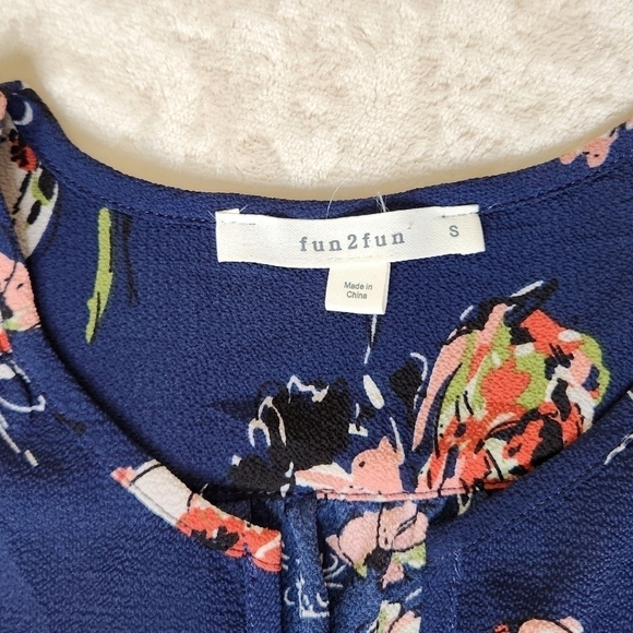 NWOT Fun2Fun 3/4 Length Sleeve Navy Floral Blouse with Splitneck Size S - Picture 6 of 13